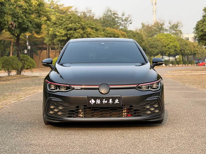 Фото 2 - Volkswagen Golf GTI