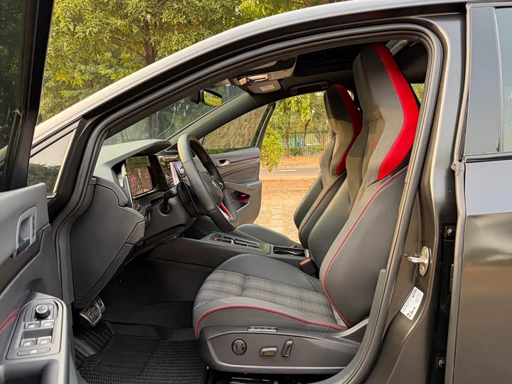 Фото 5 - Volkswagen Golf GTI