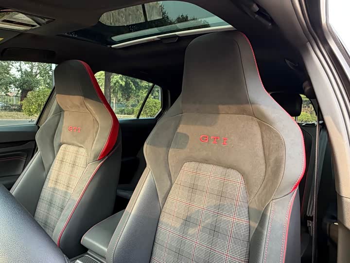 Фото 7 - Volkswagen Golf GTI