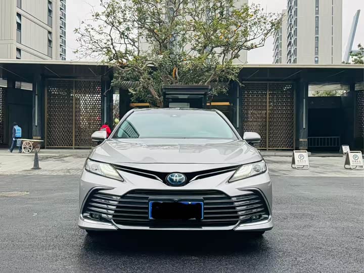 Фото 2 - Toyota Camry