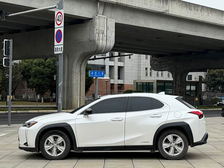 Фото 3 - Lexus UX