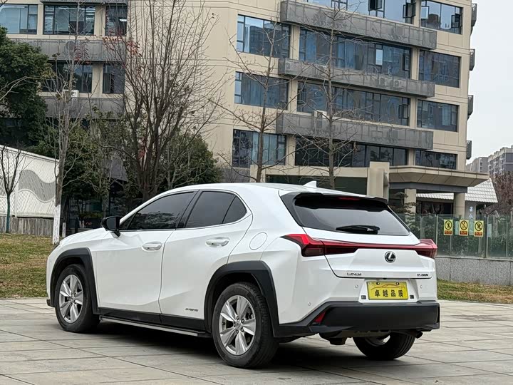 Фото 7 - Lexus UX