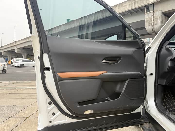 Фото 8 - Lexus UX