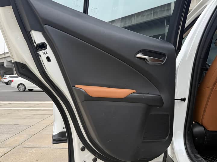 Фото 9 - Lexus UX