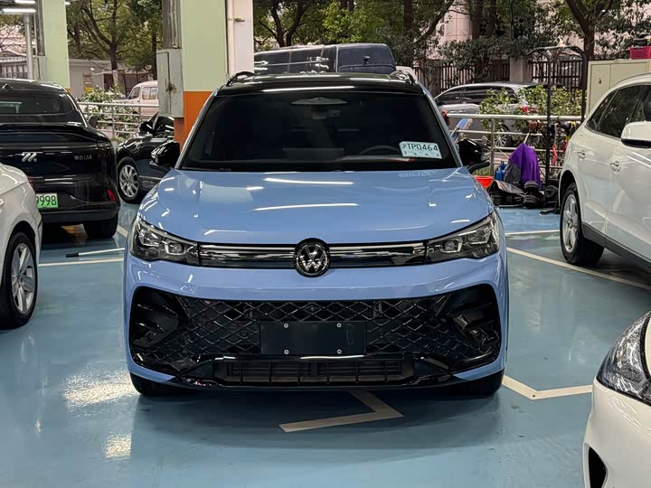 Фото 1 - Volkswagen Tiguan L Pro