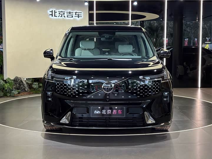 Фото 2 - Volvo EM90