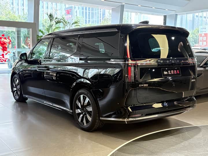 Фото 5 - Volvo EM90