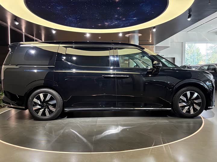 Фото 6 - Volvo EM90