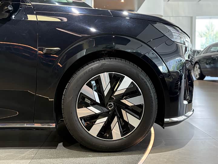 Фото 7 - Volvo EM90