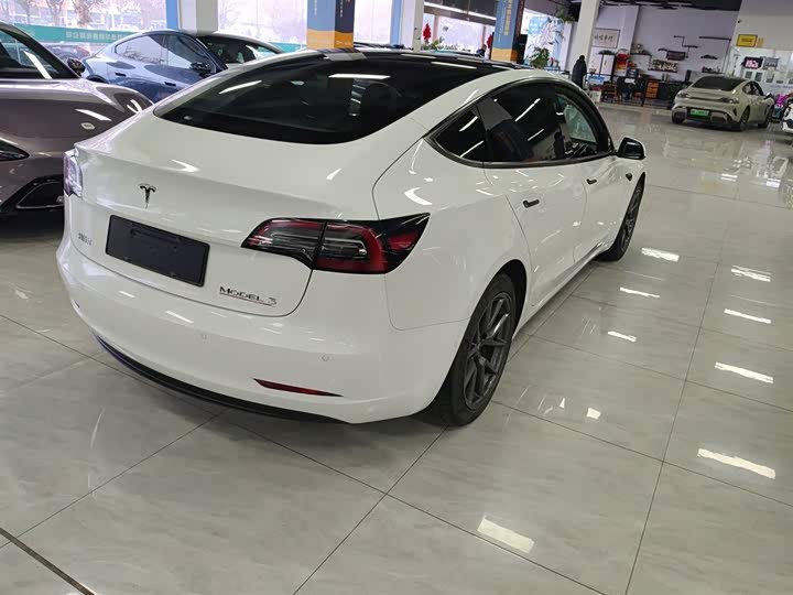 Фото 8 - Tesla Model 3