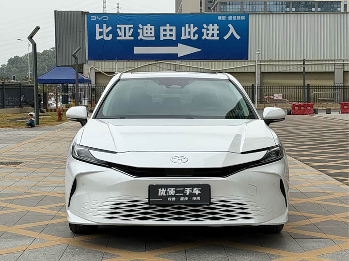 Фото 2 - Toyota Camry