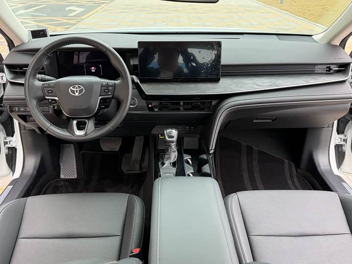 Фото 6 - Toyota Camry