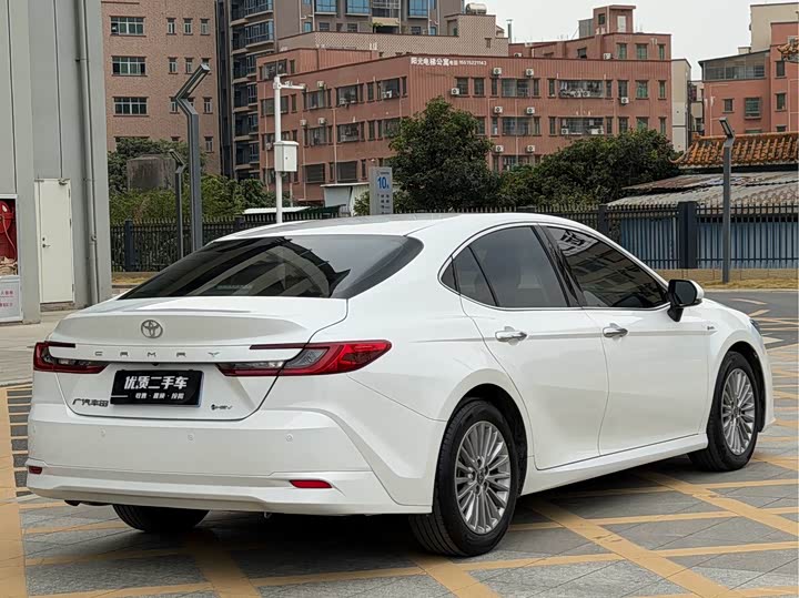 Фото 9 - Toyota Camry