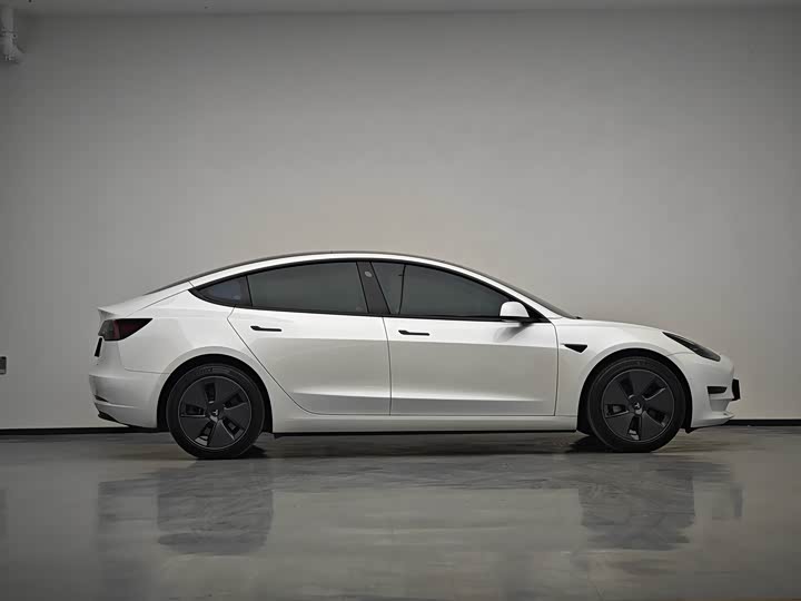 Фото 4 - Tesla Model 3