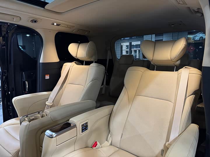 Фото 8 - Toyota Alphard