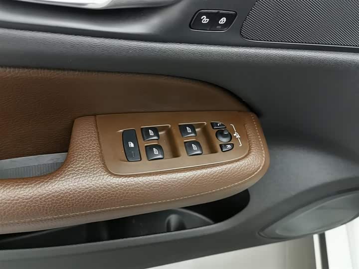 Фото 9 - Volvo S60