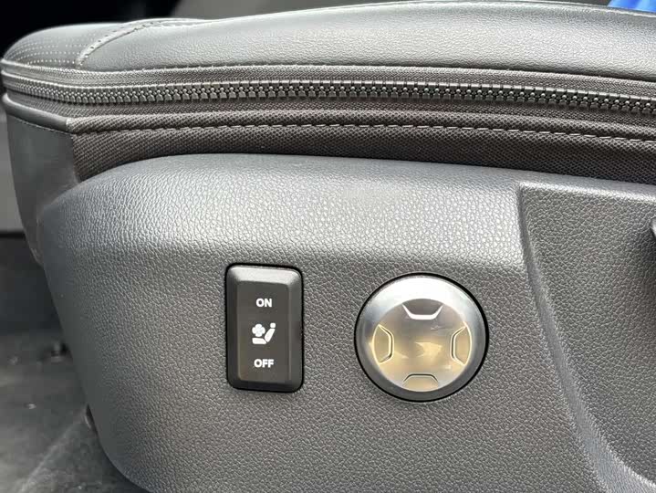 Фото 7 - Hongqi E-QM5