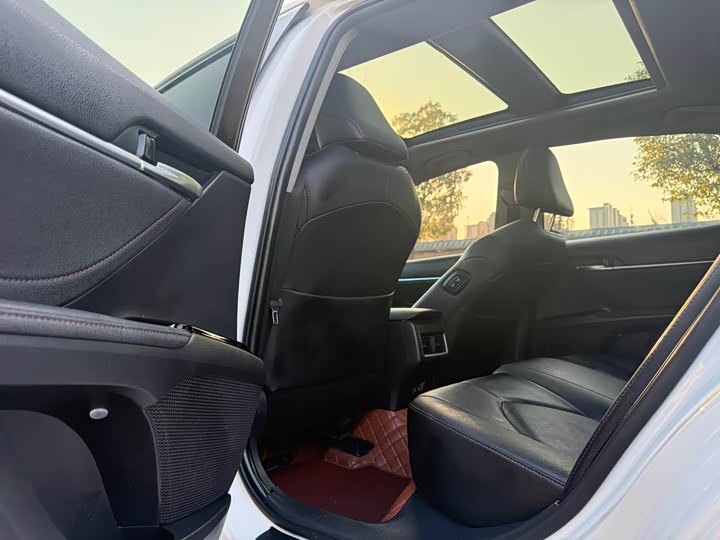 Фото 8 - Toyota Camry