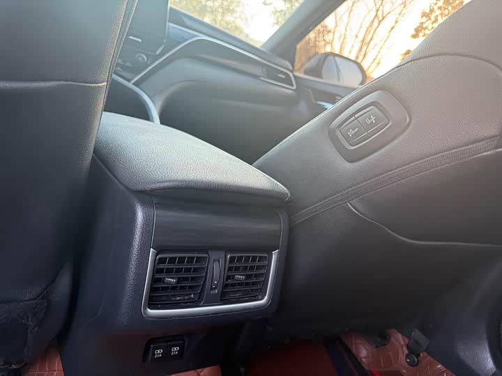 Фото 9 - Toyota Camry