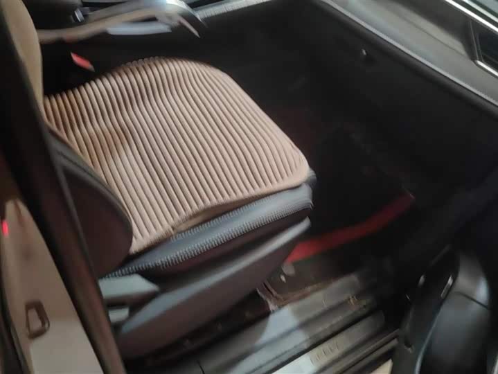 Фото 8 - Geely Atlas