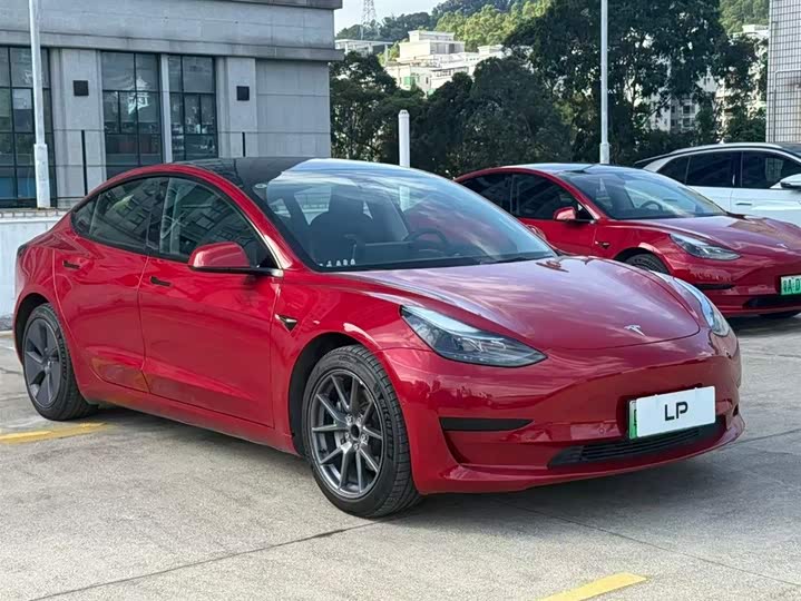 Фото 3 - Tesla Model 3