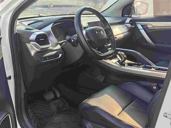 Фото 9 - Geely Coolray Hybrid