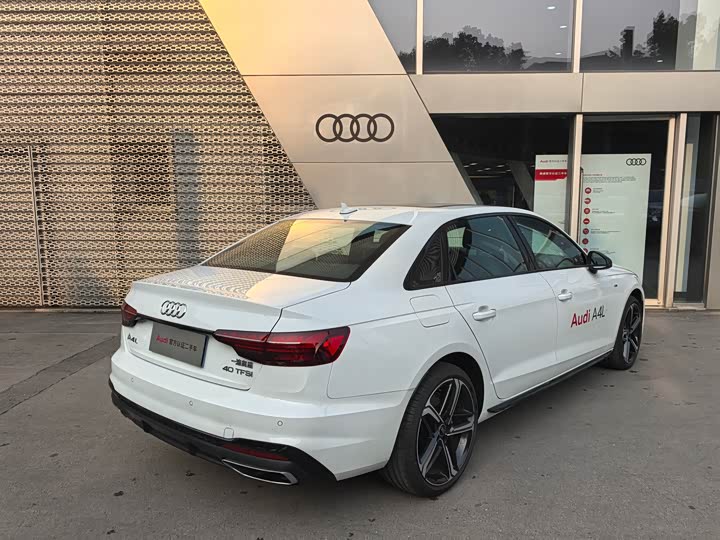 Фото 6 - Audi A4L