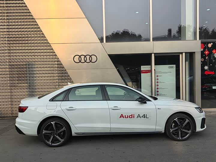 Фото 8 - Audi A4L