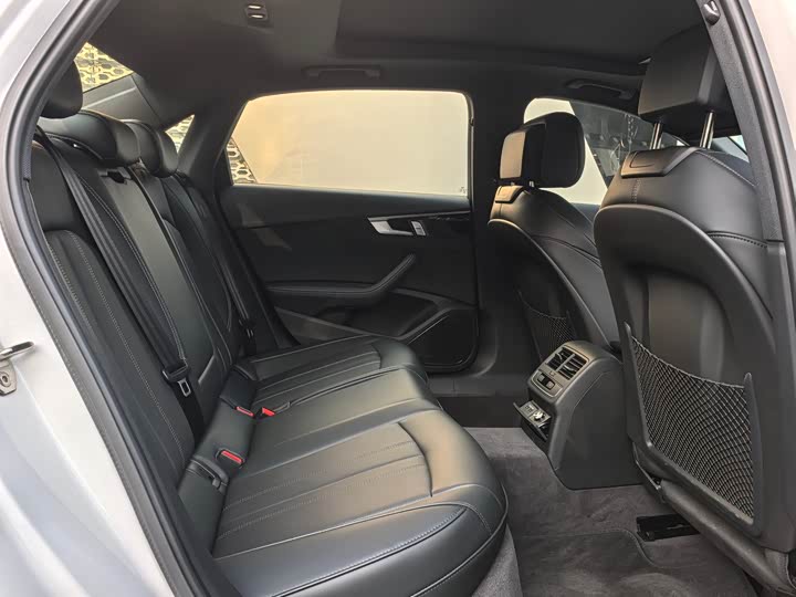 Фото 9 - Audi A4L