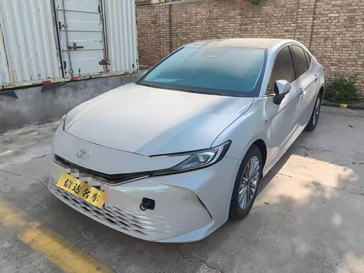 Фото 1 - Toyota Camry