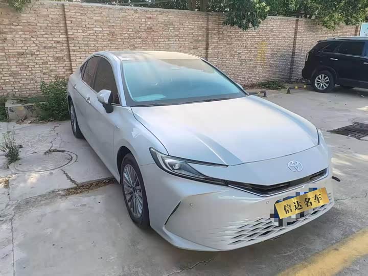 Фото 2 - Toyota Camry