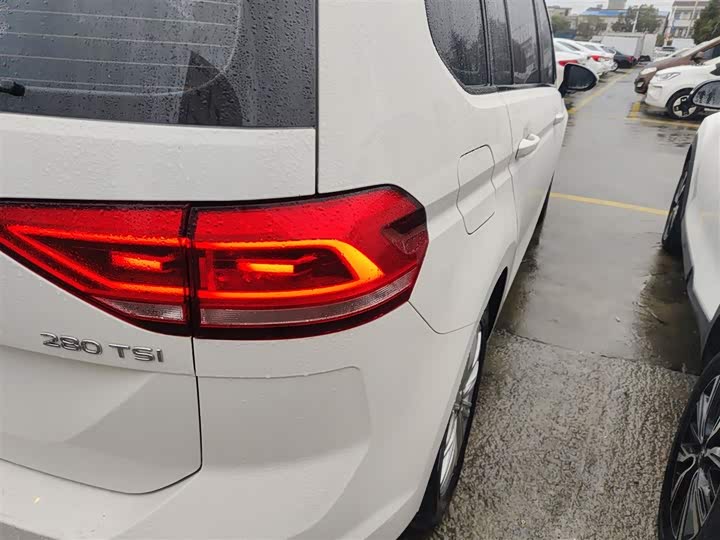 Фото 8 - Volkswagen Touran L