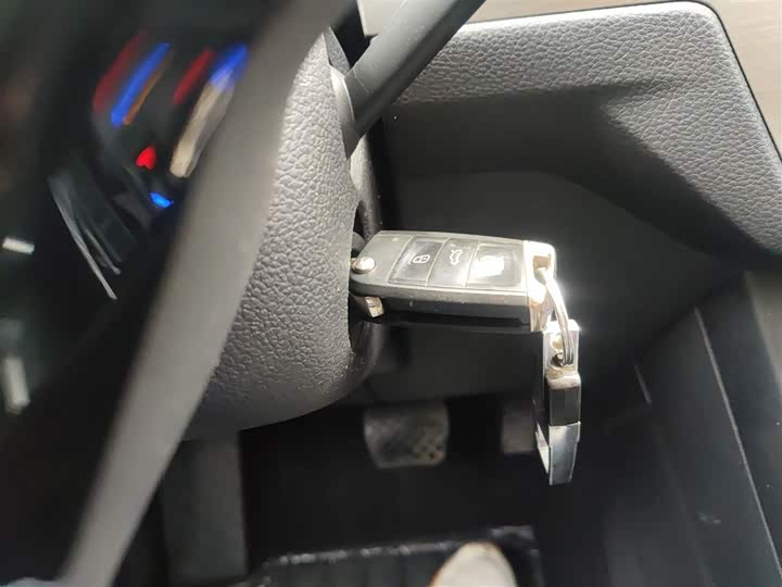 Фото 9 - Volkswagen Touran L