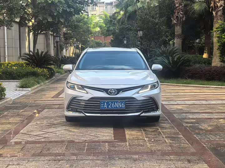 Фото 2 - Toyota Camry