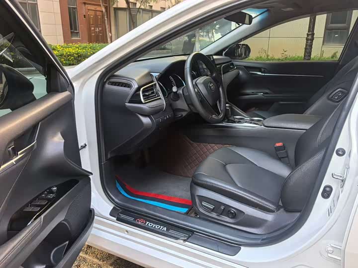 Фото 6 - Toyota Camry