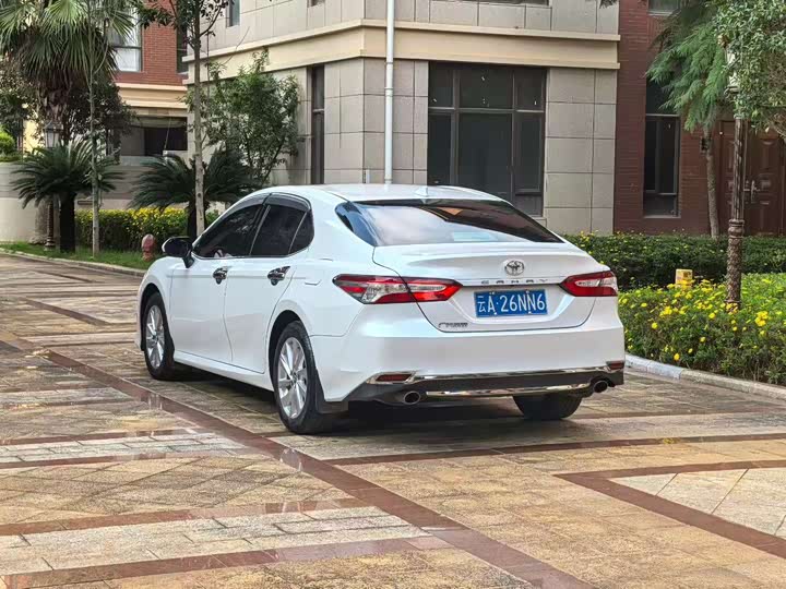 Фото 7 - Toyota Camry