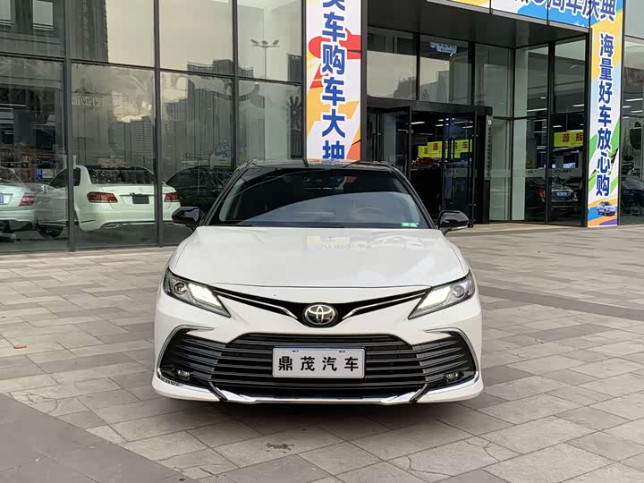 Фото 2 - Toyota Camry