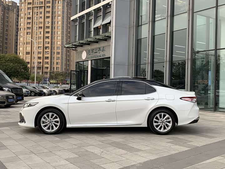 Фото 3 - Toyota Camry