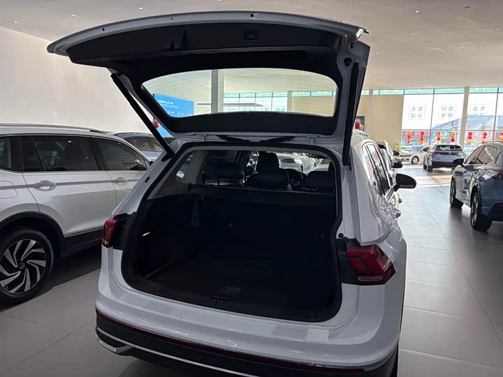 Фото 4 - Volkswagen Tiguan L Pro