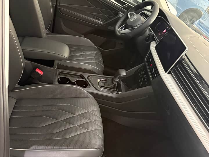 Фото 8 - Volkswagen Tiguan L Pro