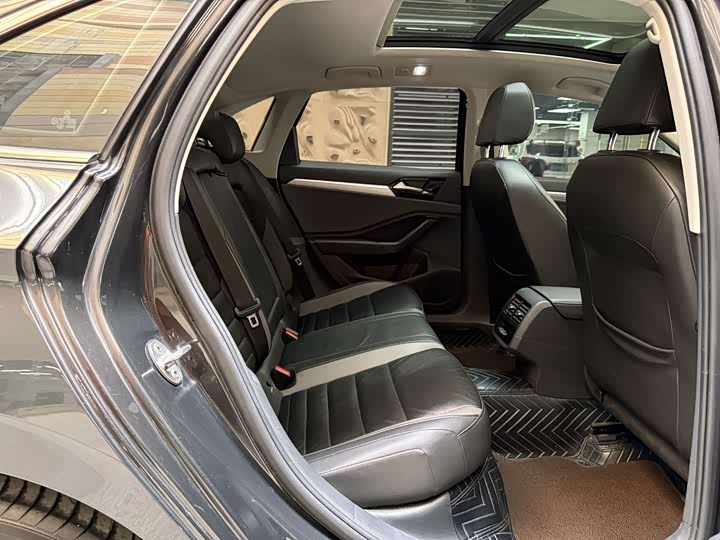 Фото 9 - Volkswagen Sagitar L