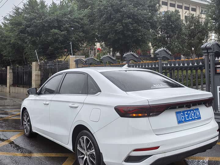 Фото 8 - Geely Emgrand