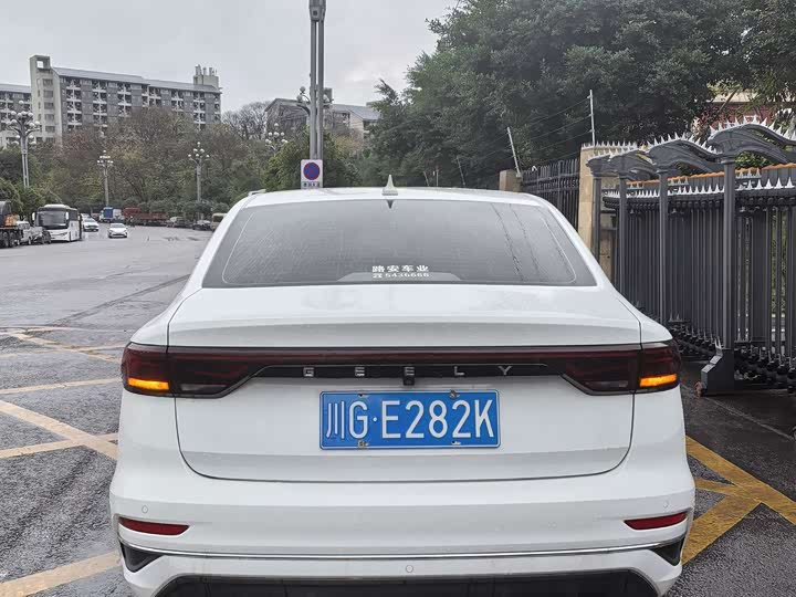 Фото 9 - Geely Emgrand