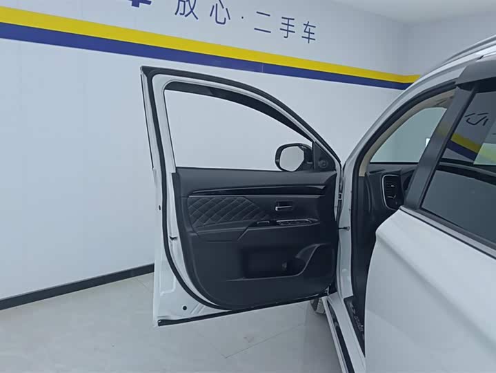 Фото 7 - Mitsubishi Outlander