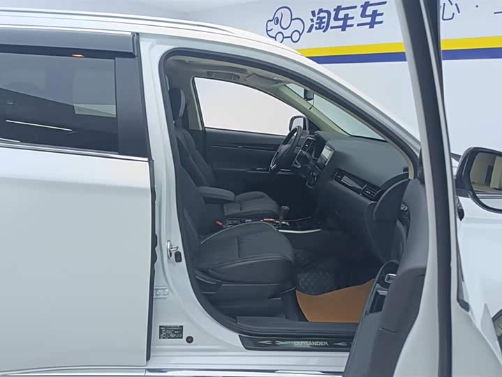 Фото 8 - Mitsubishi Outlander