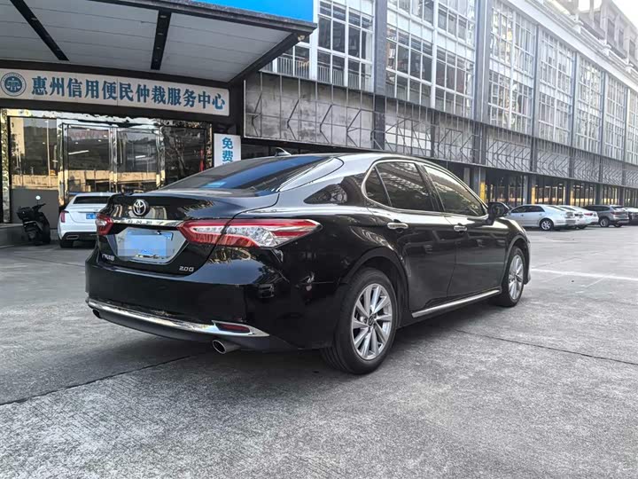 Фото 9 - Toyota Camry