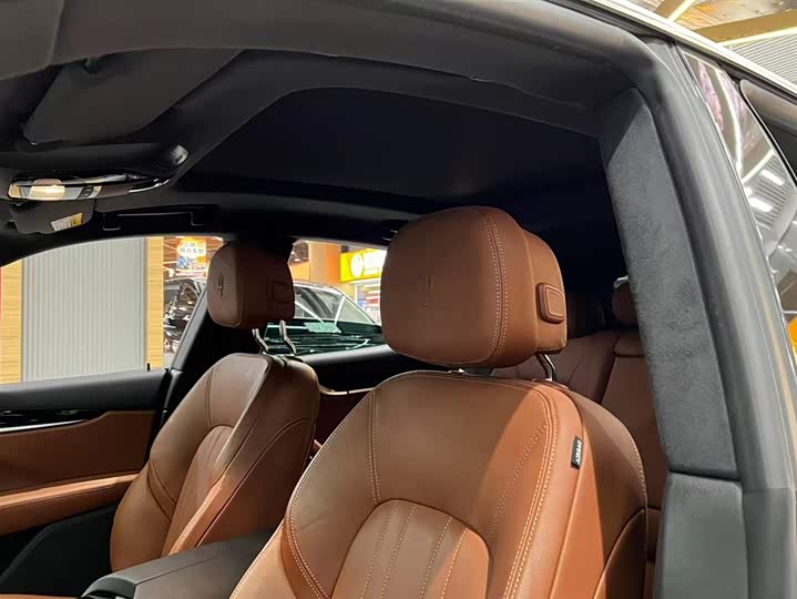 Фото 2 - Maserati Levante