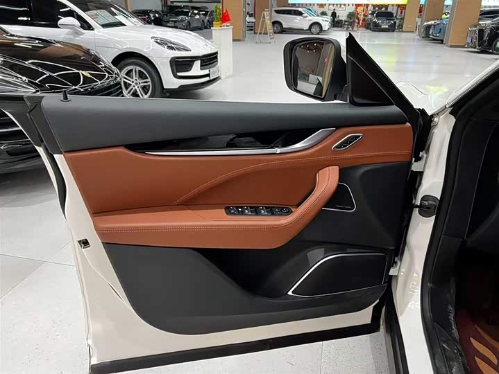 Фото 4 - Maserati Levante