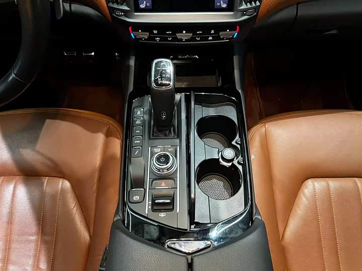 Фото 7 - Maserati Levante