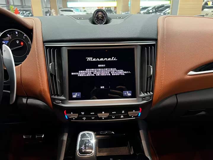 Фото 8 - Maserati Levante
